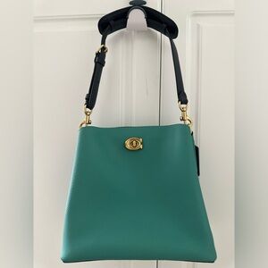 NWT Coach Willow Bucket Green Pebbled Leather Bag with 2 Navy Straps
